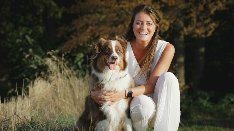 Léa, sublimée par l'objectif de notre photographe, dévoile sa personnalité à travers une série de portraits intimes. Des moments authentiques avec son chien Sky sont figés dans le temps, révélant sa passion et sa complicité avec son compagnon.