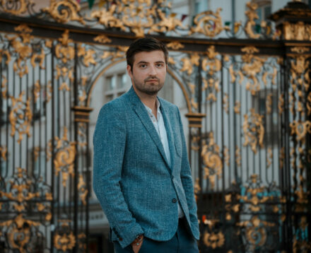 Guilhem Arnold, Agent immobilier renommé de Nancy, prend vie à travers nos portraits soigneusement réalisés sur la Place Stanislas. Chaque cliché capture son professionnalisme et son charisme, renforçant son image dans le secteur immobilier.